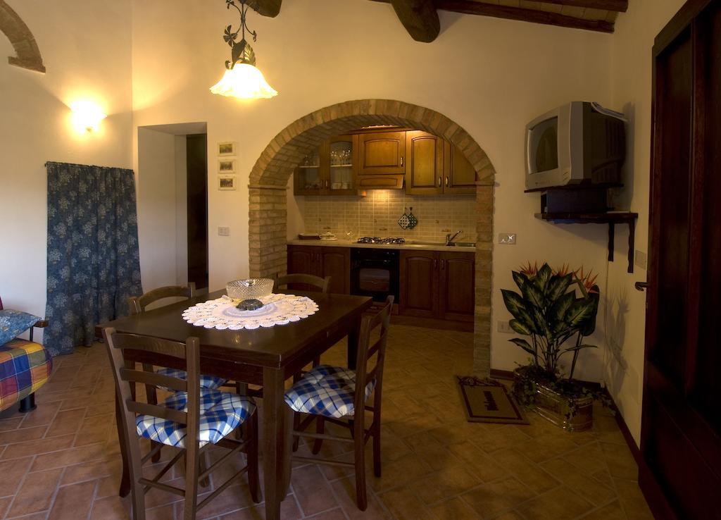 Casa Il Ponte Apartment Chianni Ruang foto
